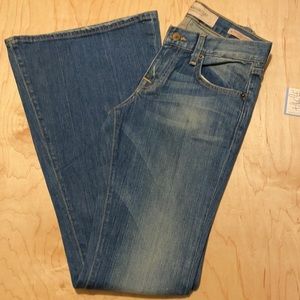 NEW YORK & CO NWOT SUPER FLARE JEANS INSIDE TAG READS 2/26 MEASURING WAIST 28”